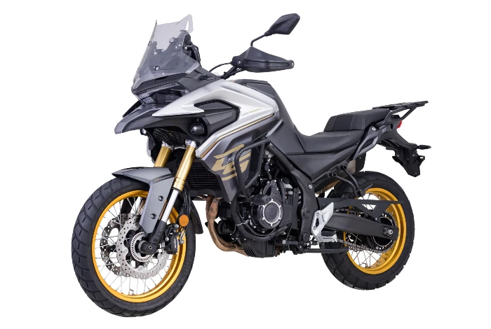 detalles de rines motor frenos AKT-VOGE DS525X Y DS900X Motos aventureras a otro nivel 4 Vista lateral de la Voge DS525X