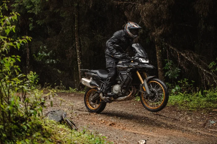 ds900x toma de accion en destapado AKT-VOGE DS525X Y DS900X Motos aventureras a otro nivel 5 la DS900X posee un potente motor bicilíndrico en línea