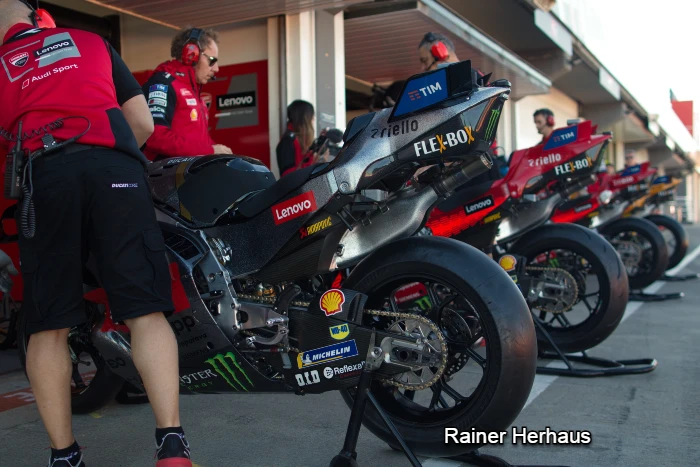 Ducati y su box a full