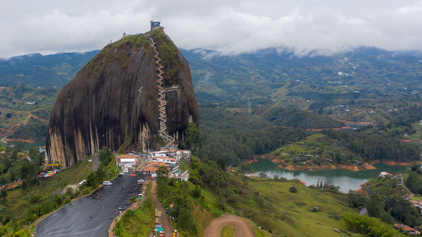 el penol de guatape antioquia 5 rutas para viajar en moto por Antioquia 3 Foto general donde se ve la piedra del Peñol y sus alrededores