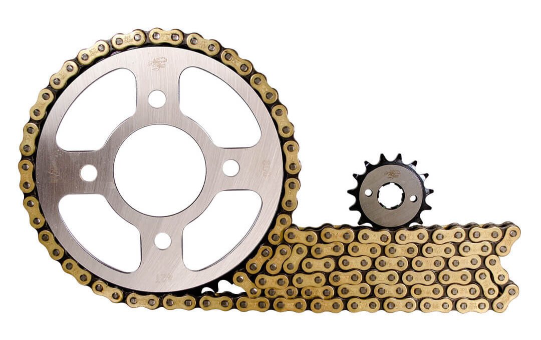 foto de kit de arrastre de la empresa igb colombia e1762276943571 Cuándo reemplazar el kit de arrastre de tu moto: 7 señales que debes identificar 2 Foto de un kit de arrastre de una moto desarmado, son las 3 piezas