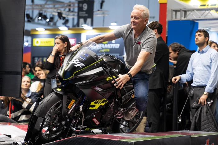 En ocho simuladores de última generación, pudieron disfrutar pilotos y asistentes al EICMA