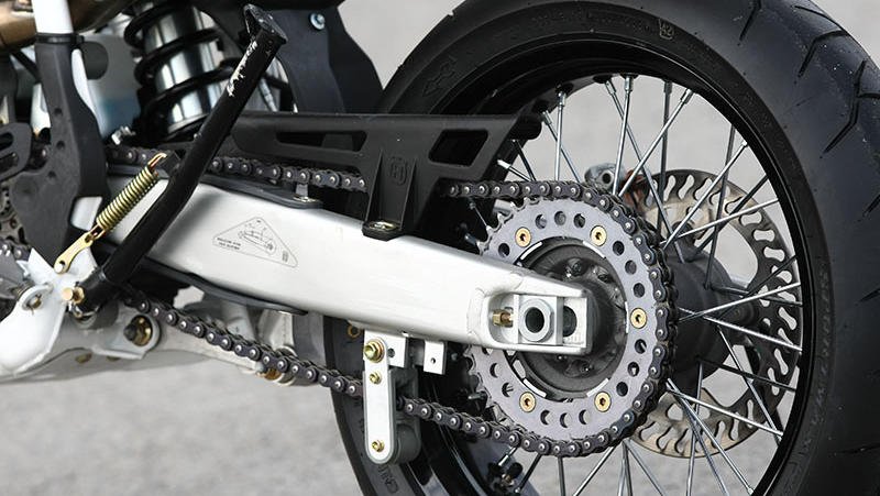 kit transmision moto portada Cuándo reemplazar el kit de arrastre de tu moto: 7 señales que debes identificar 1 imagen de un kit de arrastre instalado en una moto