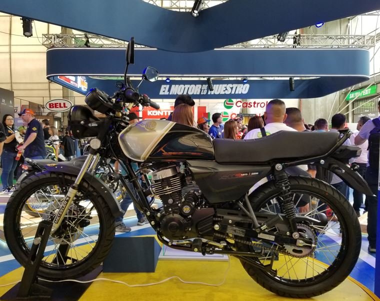 Moto AKT NKD 125 en exhibición en la feria de las dos ruedas.