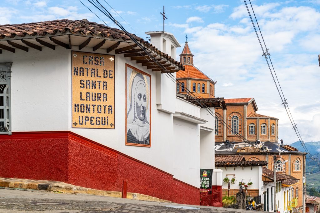 madre laura jerico 5 rutas para viajar en moto por Antioquia 2 Esquina de la casa de la madre Laura en Jericó