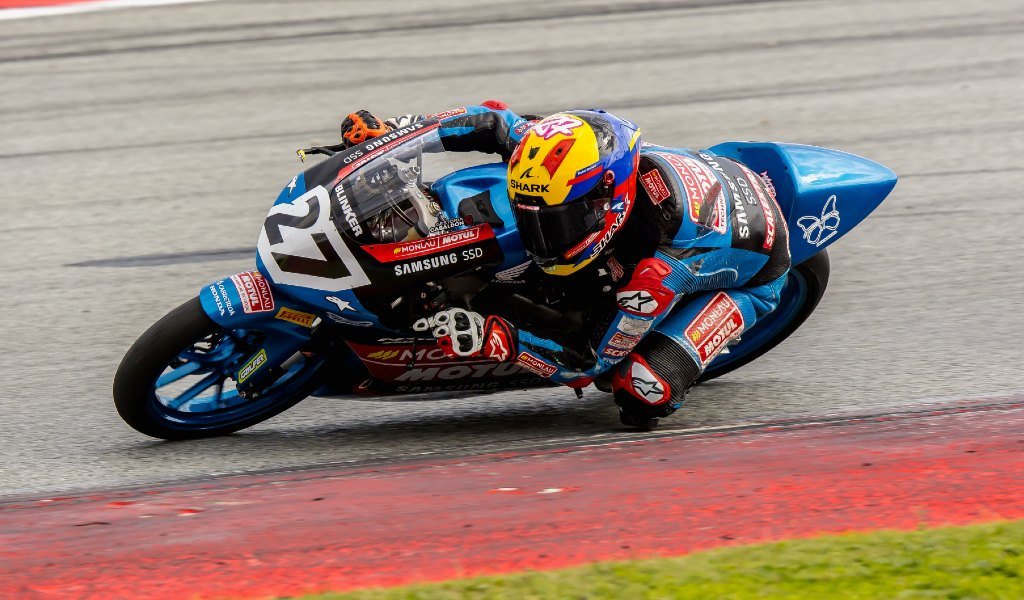 Mateo Marulanda del Team Estrella Galicia se prepara para la carrera final de temporada