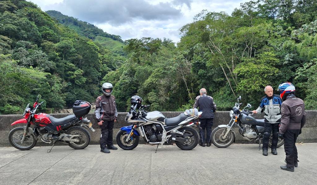 motociclistas rodando en las carreteras de antioquia 5 rutas para viajar en moto por Antioquia 2 rutas para viajar en moto cerca de Medellín
