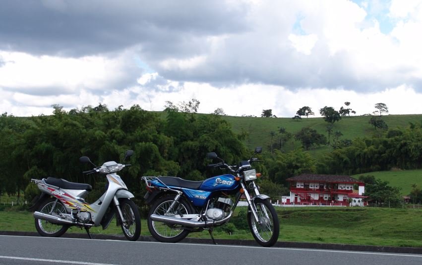 motos en paisaje de antioquia 5 rutas para viajar en moto por Antioquia 8 Paisajes de motos en las montañas Colombianas