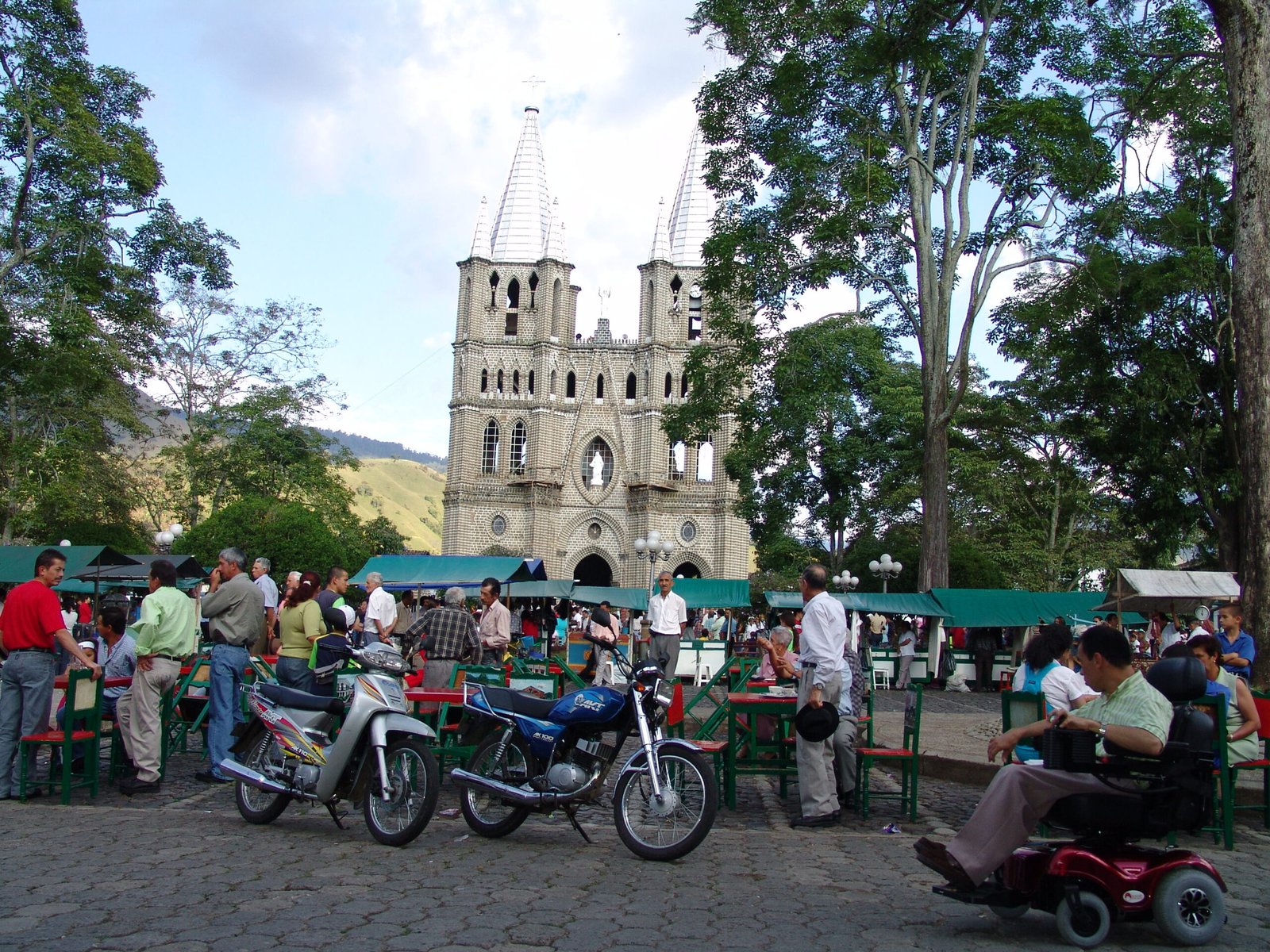 plaza principal de jardin con motos scaled 5 rutas para viajar en moto por Antioquia 1 Plaza principal de Jardín
