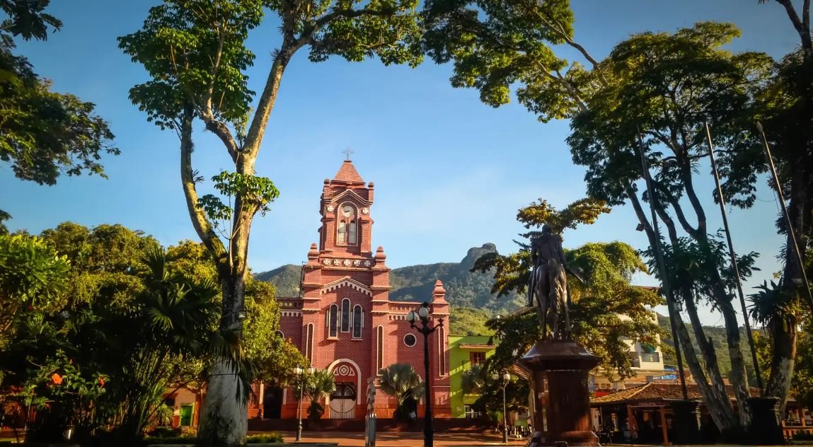 plaza san carlos 5 rutas para viajar en moto por Antioquia 9 Plaza de San Carlos y su iglesia