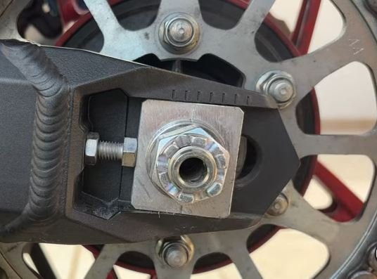 tensor de cadena kit de arrastre Kawasaki Z900 Cuándo reemplazar el kit de arrastre de tu moto: 7 señales que debes identificar 8 Tensor de cadena