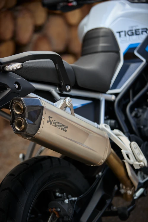 Moto Triumph de serie con escapes de la marca Akrapovic