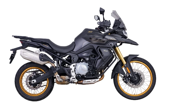 vista lateral ds900x voge AKT-VOGE DS525X Y DS900X Motos aventureras a otro nivel 6 Vista lateral de la equipado en su DS900X