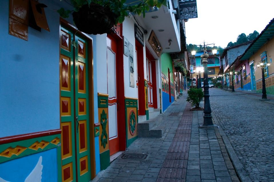 zocalos guatape 5 rutas para viajar en moto por Antioquia 4 Foto donde se ven las casas y los zócalos en el pueblo de Guatapé