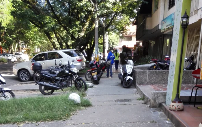 crear cultura entre los usuarios de la moto Las motos, en Colombia más que un medio de transporte, el motor que mueve la vida 3 La cultura del motociclista debe mejorar