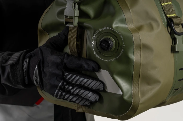 Válvula lateral para eliminar el aire en el interior de la maleta