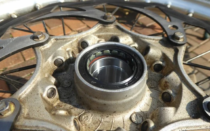 balineras o rodamientos rueda moto Rodamientos para moto: qué son, para qué sirven y por qué son clave para la seguridad 3 La llanta tiene rodamientos en lo que conocemos como buje