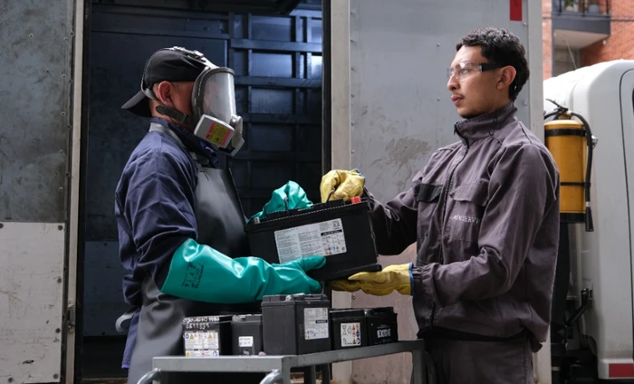 disposicion final de las baterias de moto y auto Autogermana te dice cómo reciclar las baterías de la moto cuando llegan a su fin 2 baterias de carros y motos listas para reciclar