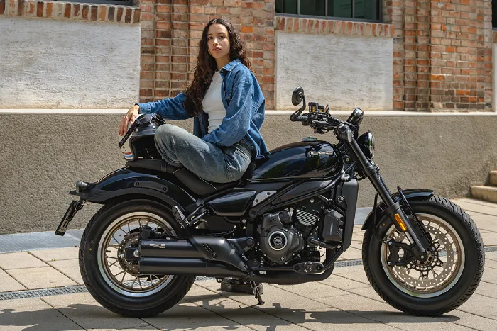 moto cruiser de cfmoto la primera con amt La nueva CFMOTO 450CL-C AMT ahora con transmisión automática 1 Mujer y moto cruiser CFMOTO 450CL-C AMT en una toma estática