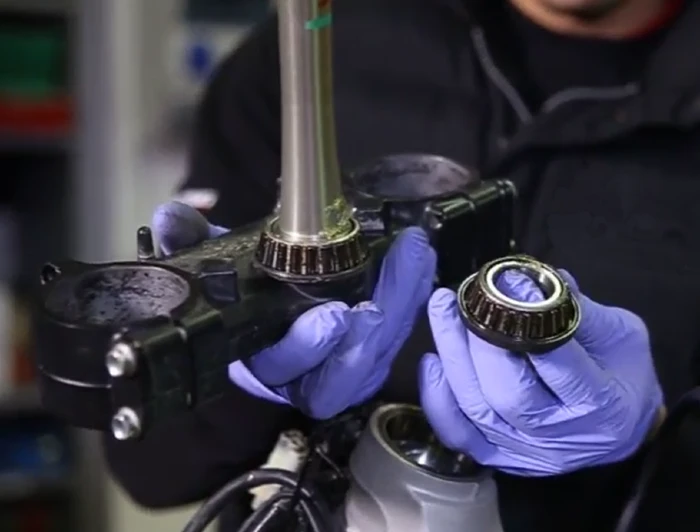 rodamientos de la direccion Rodamientos para moto: qué son, para qué sirven y por qué son clave para la seguridad 2 Aquí vemos el de dirección de una moto