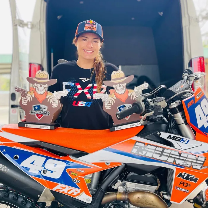 alcia goggel exhibe sus trofeos Personajes - Alicia Göggel: la colombiana que corre sin miedo y abre caminos 2 Alicia muestra sus trofeos