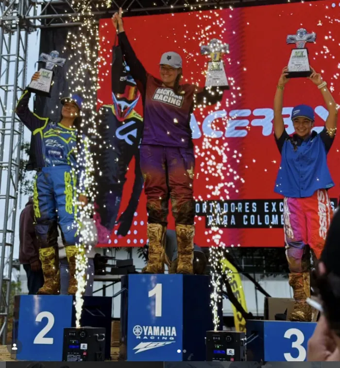 alcia goggel vuelve a correr mx en colombia Personajes - Alicia Göggel: la colombiana que corre sin miedo y abre caminos 8 Alicia en el podio del MX en Colombia