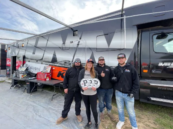 alicia con sus companeros luego de las carreras de motocross Personajes - Alicia Göggel: la colombiana que corre sin miedo y abre caminos 5 Compañeros de motocross