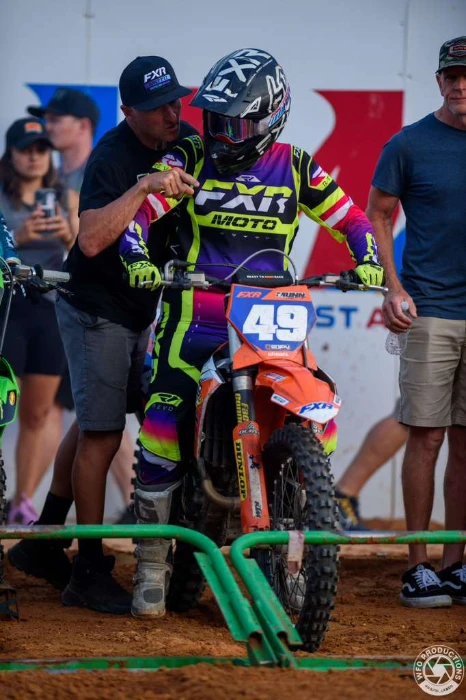 alicia en competencia profesional de motocross Personajes - Alicia Göggel: la colombiana que corre sin miedo y abre caminos 6 Estar en la largada de las carreras de motocross es su momento más feliz