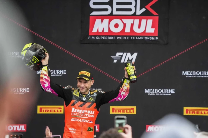 alvaro bautista sube al podios en phillip island 2026 barni racing WSBK: Bulega domina las carreras en Australia 2026 4 Alvaro Bautista sube al podio en Australia 2026 con la Ducati del Barni
