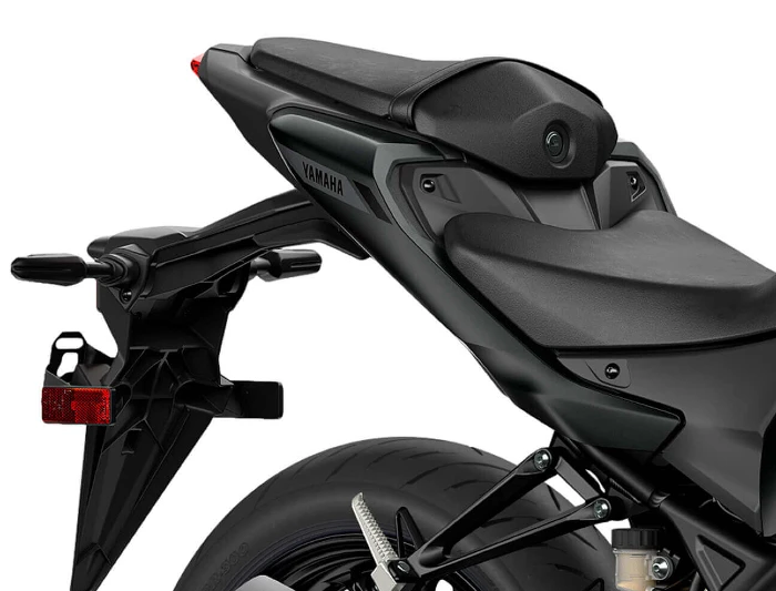 asiento de doble nivel para mejor comodidad Yamaha MT-03 2026: renovación sutil, practicidad contundente 2 Más espacio y comodidad para motociclista y acompañante