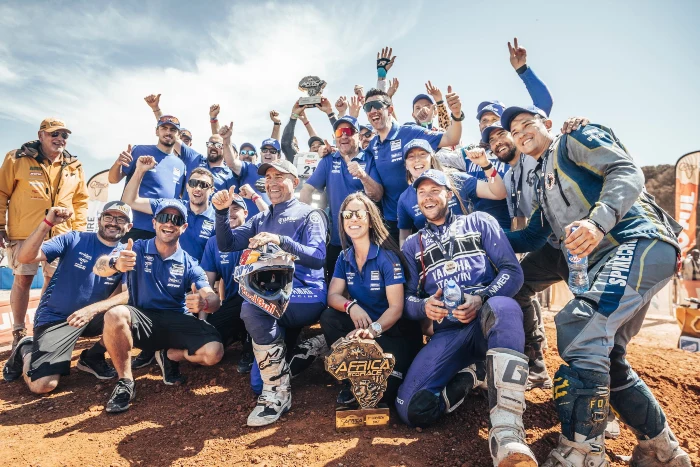 celebracion triunfo del equipo yamaha tenere africa eco race con stephane peterhansel Yamaha Ténéré hace historia en el Africa Eco Race 2026 con una victoria dominante 4 Celebración del Team Yamaha Ténéré 700