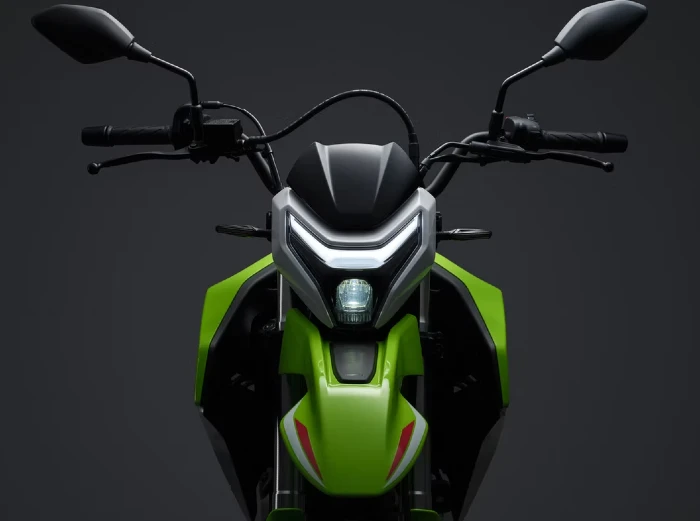 cflite dual luces frontal ¿Por qué es tan especial la CFLITE Dual 250? 1 Detalle de las luces frontales de la moto