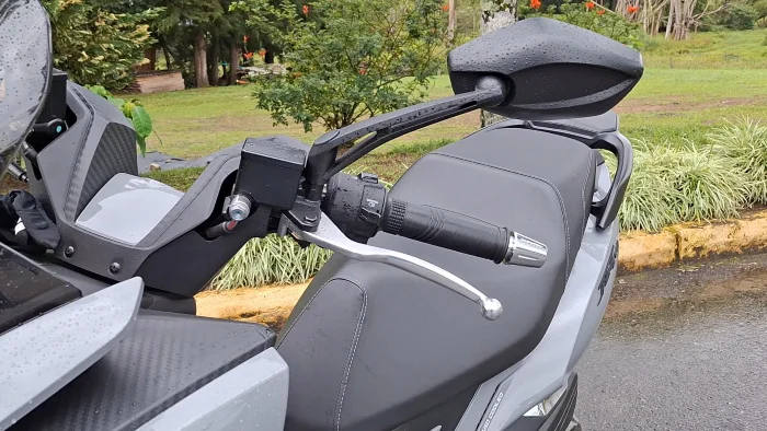 detalle del diseno del espejo retrovisor scooter AKT Jet EVO 150: prueba de manejo del scooter que quiere competir con el líder del segmento 9 Detalle particular en el diseño de los espejos retrovisores