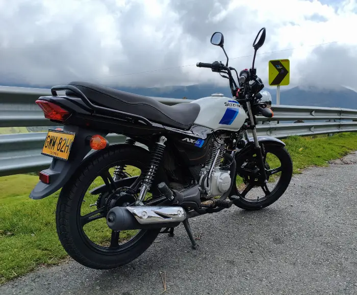 detalles de la suzuki ax4 abs desde la parte posterior Suzuki AX4 ABS a prueba: una urbana económica que se atrevió a subir el Alto de La Línea 1 Vista desde atrás la Suzuki AX$ ABS deja ver que es una moto básica