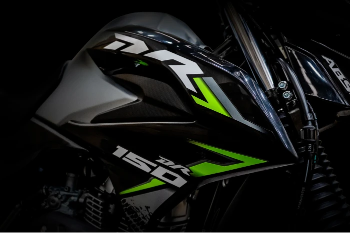 detalles graficos suzuki dr150 abs carburada Nueva Suzuki DR150 ABS Carburada - El regreso de una favorita 3 La moto ahora viene con gráficos más frescos y deportivos