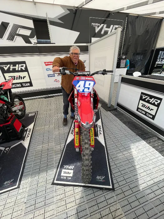 el padre de alicia en el mundial femenino de motocross Personajes - Alicia Göggel: la colombiana que corre sin miedo y abre caminos 10 Alicia contó con la compañía de su padre en el Mundial cuando sumó sus primeros puntos