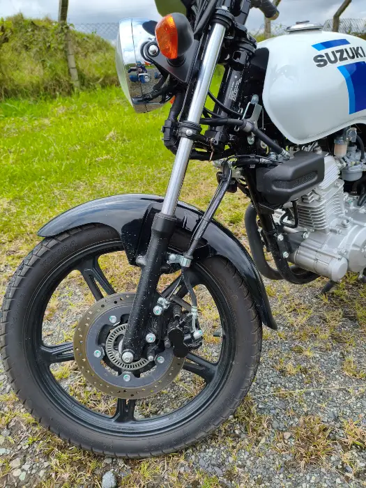 freno delantero con abs Suzuki AX4 ABS a prueba: una urbana económica que se atrevió a subir el Alto de La Línea 2 Una de las ventajas de esta moto es su freno delantero con ABS