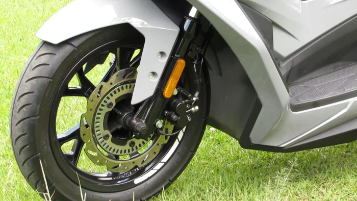 frenos de disco en ambas ruedas y abs jet evo 150 AKT Jet EVO 150: prueba de manejo del scooter que quiere competir con el líder del segmento 2 La moto viene con freno de disco adelante y atrás más ABS