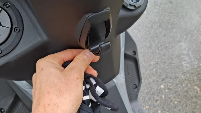 gancho porta objetos en scooter AKT Jet EVO 150: prueba de manejo del scooter que quiere competir con el líder del segmento 8 Gancho porta objetos en el scooter