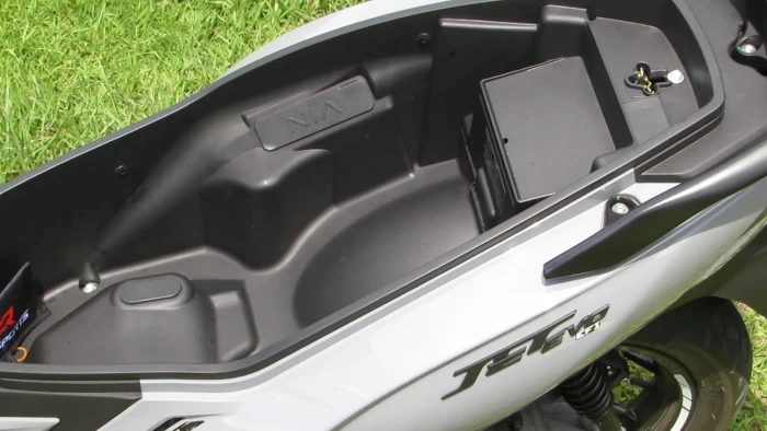 jet evo 150 espacio bajo el asiento AKT Jet EVO 150: prueba de manejo del scooter que quiere competir con el líder del segmento 5 Espacio bajo el asiento para llevar incluso un casco