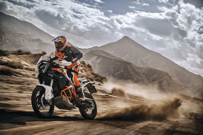 ktm 1389 super aventure r 2026 accion KTM 1390 Super Adventure 2026 la maxitrail insignia naranja llega a Colombia con AMT 1 La version más rally de las KTM 1390 Super Adventure