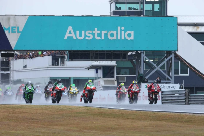 la lluvia se hace presente en la carrera wsbk de australia 2026 domingo WSBK: Bulega domina las carreras en Australia 2026 1 La lluvia se hace presente en el mundial de superbike