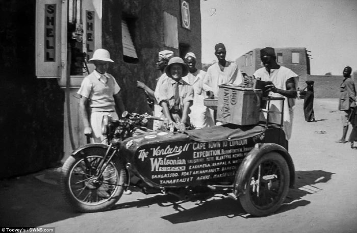 la moto y su sidcar con los nombres de los patrocinadores de la aventura Florence Blenkiron y Theresa Wallach: las mujeres que cruzaron África en moto y fueron ignoradas 6 Moto de 1935 con patrocinios en el sidecar