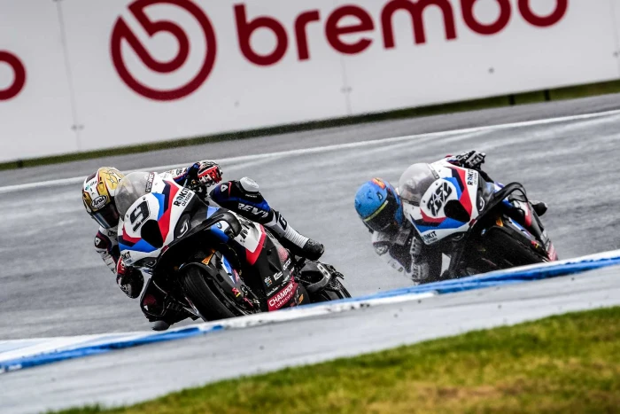 las dos bmw en el worldsbk 2026 WSBK: Bulega domina las carreras en Australia 2026 5 Danilo Petrucci con la BMW número 9 en Phillip Island