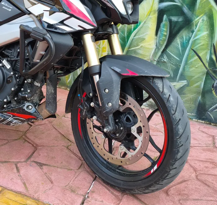 llanta delantera freno disco y abs bajaj pulsar ns400z Prueba de manejo Bajaj Pulsar NS400Z 5 Frenos con sistema ABS
