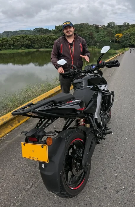 llanta trasera bajaj pulsar ns400z prueba de manejo Prueba de manejo Bajaj Pulsar NS400Z 3 Moto estática y persona al lado de ella