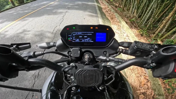 prueba de manejo bajaj pulsar ns400z tablero Prueba de manejo Bajaj Pulsar NS400Z 2 Detalle del tablero de una moto Bajaj Pulsar NS400Z