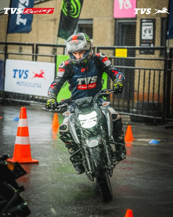 pruebas de manejo sobre una tvs apache TVS Motor lanza en Colombia el Apache Racing Experience: pilotos competirán por un cupo para viajar a India 1 Apache Racing Experience aprendizaje técnico, retos de habilidad, pruebas en pista y espacios de convivencia