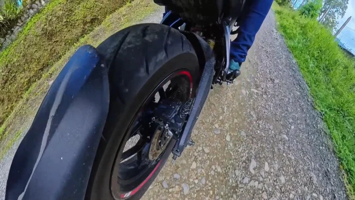 pulsar ns400z en accion detalle llanta trasera Prueba de manejo Bajaj Pulsar NS400Z 7 La rueda trasera de la Bajaj Pulsar NS400Z es un punto a mejorar