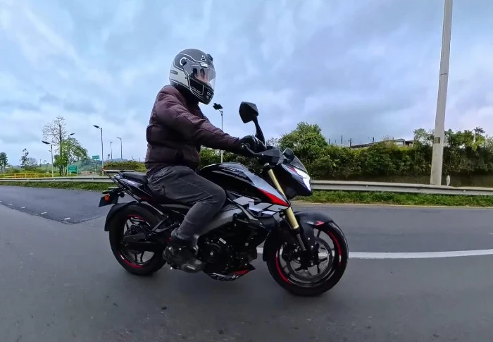 pulsar ns400z en accion Prueba de manejo Bajaj Pulsar NS400Z 1 Motociclista en acción